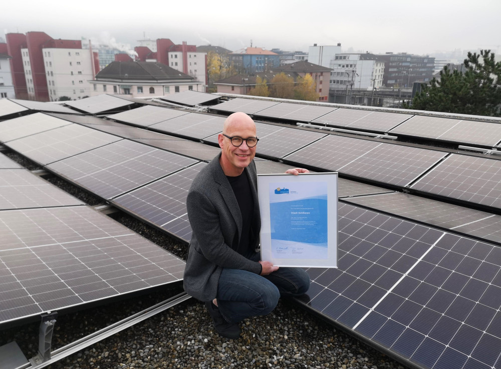 Beat Kilchenmann, Stadtrat und Vorsteher des Ressorts Werke, Versorgung und Anlagen, mit dem "Energiestadt Gold"-Zertifikat (1/1)